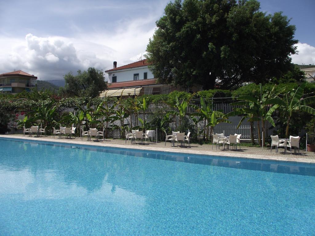 Riviera Apartments Pietra Ligure Buitenkant foto