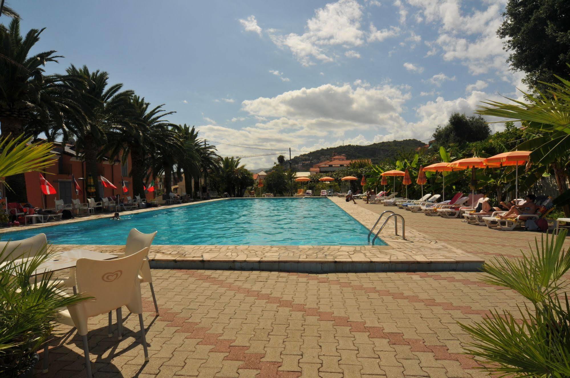 Riviera Apartments Pietra Ligure Buitenkant foto