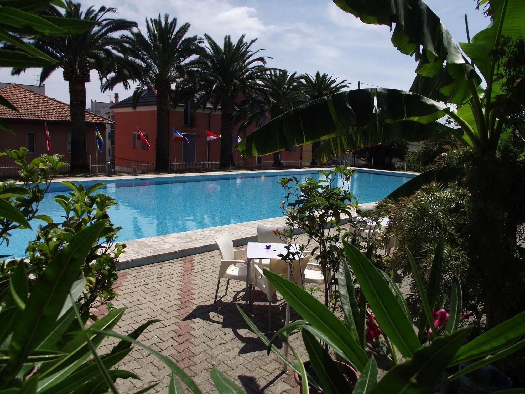 Riviera Apartments Pietra Ligure Buitenkant foto