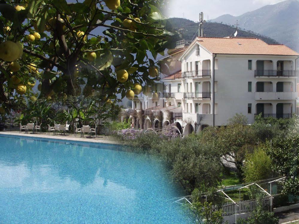 Riviera Apartments Pietra Ligure Buitenkant foto